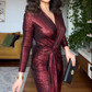 Gerafftes Wickelkleid mit V-Ausschnitt und geschlitztem Saum