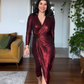 Gerafftes Wickelkleid mit V-Ausschnitt und geschlitztem Saum
