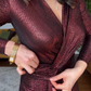 Gerafftes Wickelkleid mit V-Ausschnitt und geschlitztem Saum