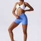 Modellierende Shorts mit V-Rücken und Rüschen